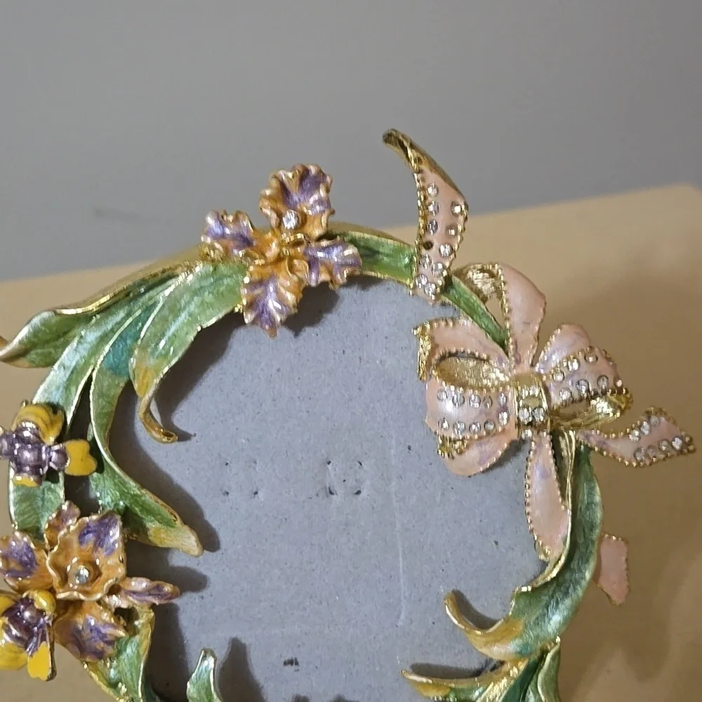 Vintage Floral Wreath Picture Frame with Bow Size 3.5 x 3.5 Inches